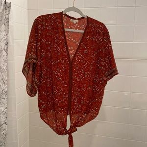 Cute Shirt with tied bottom